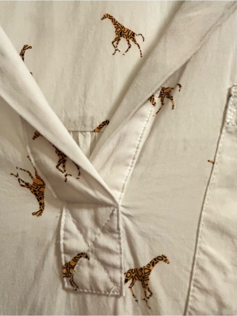 Jane and Delaney Playful White Giraffe Print V-Neck Blouse size 6 - Picture 3 of 5
